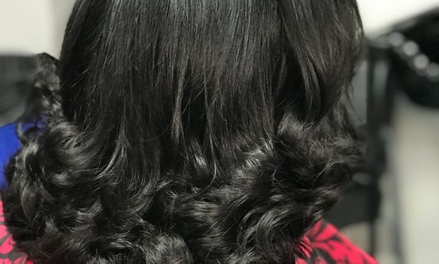 Glossy, softly curled finish